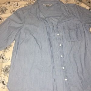 Old Navy Classic Chambray Shirt in light wash 💕🐬